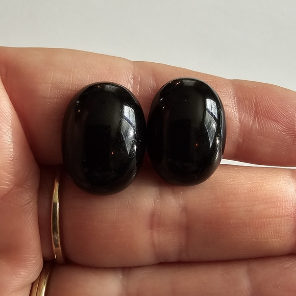 Vintage earrings black oval clip on gold tone - Picture 2 of 10